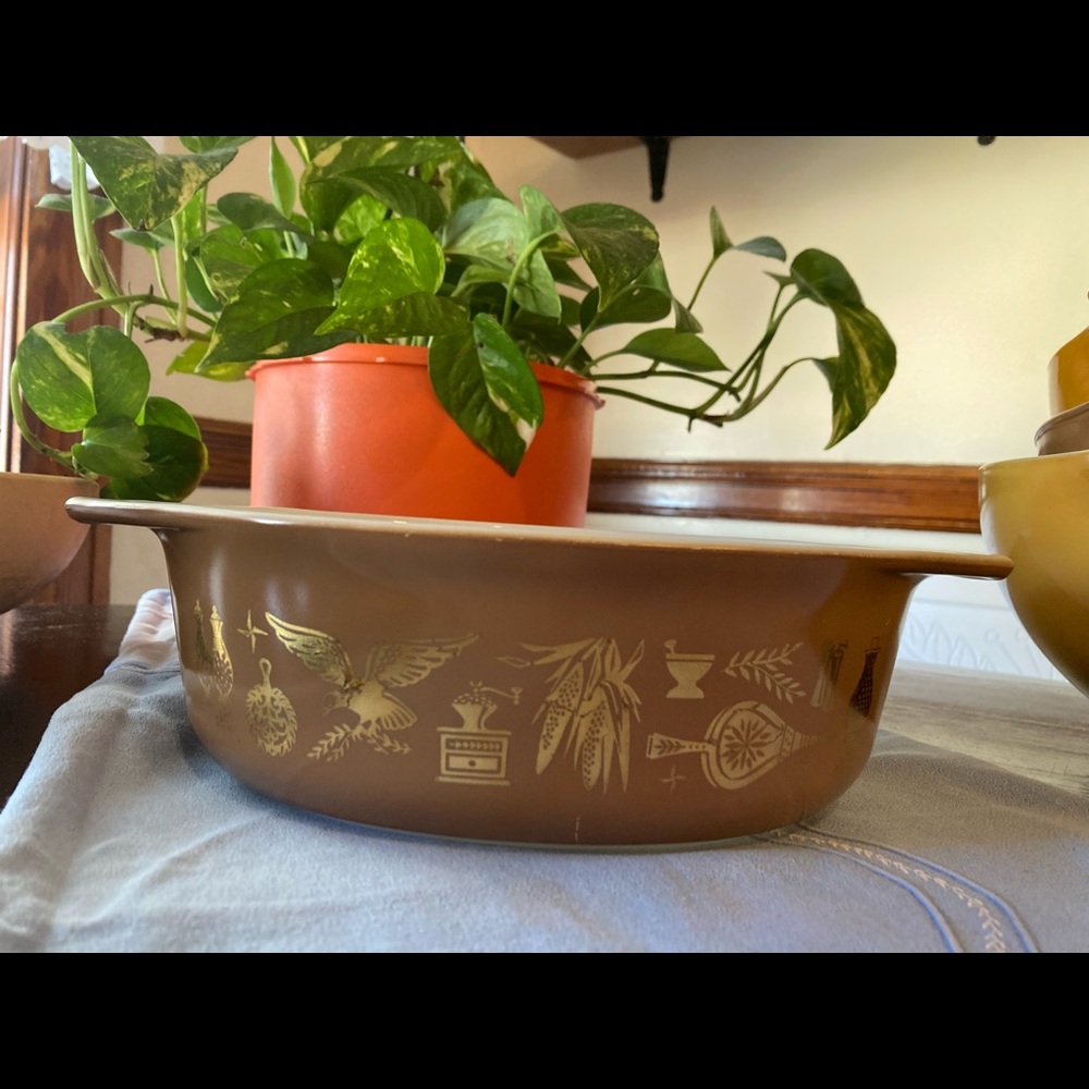 Vintage Pyrex dish 2 1/2 QT.